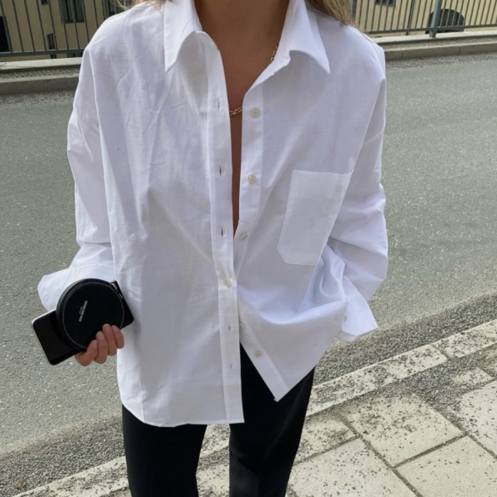Djerf Avenue Breezy Shirt in White - L